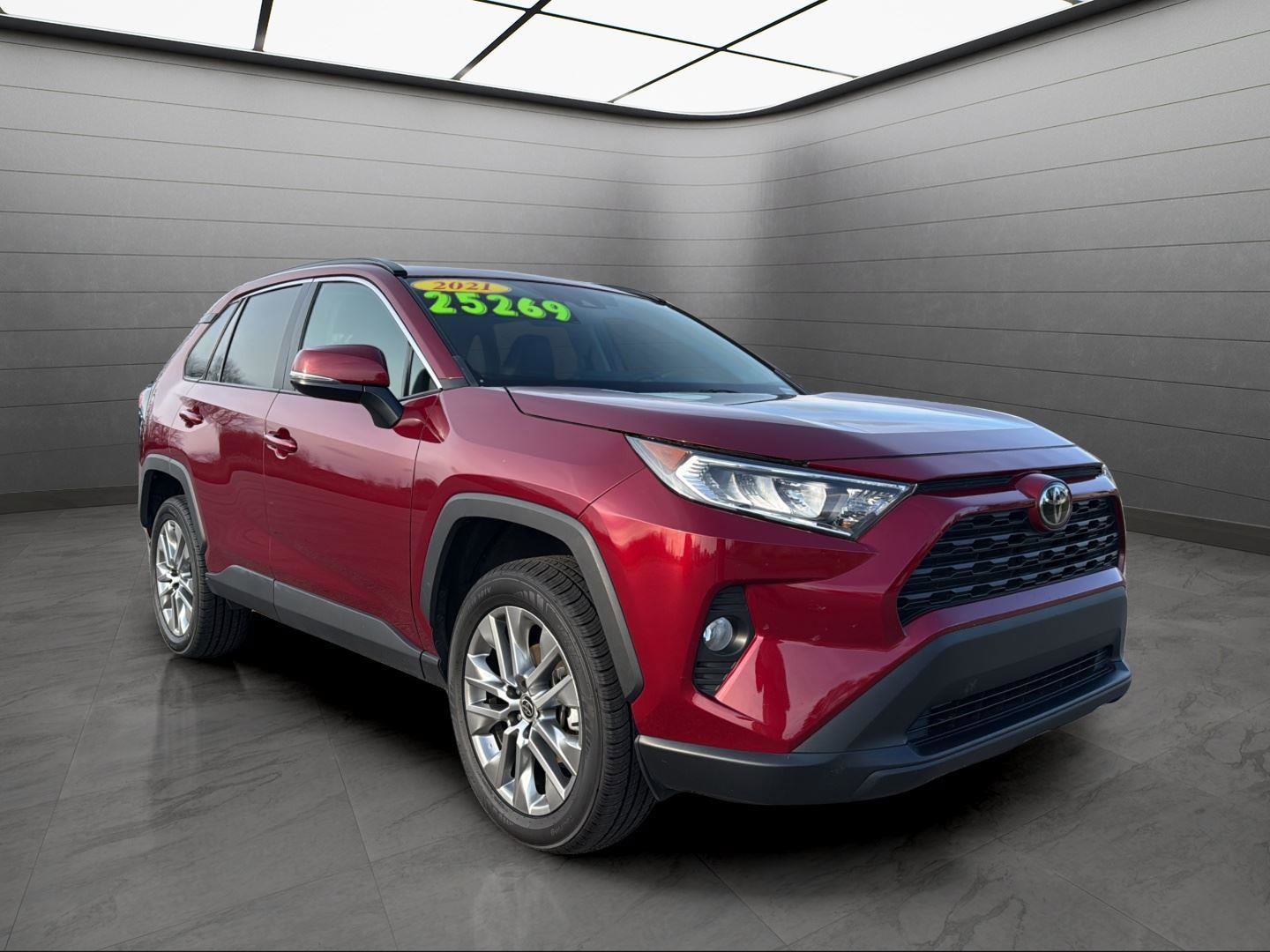 Used 2021 Toyota RAV4 XLE Premium image 7