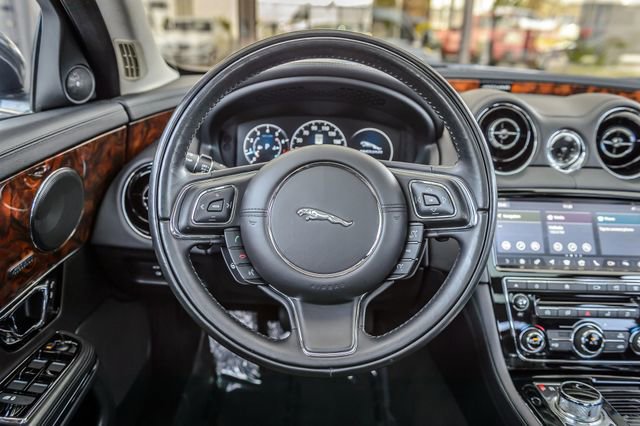 Used 2018 Jaguar XJ R-Sport RWD image 28