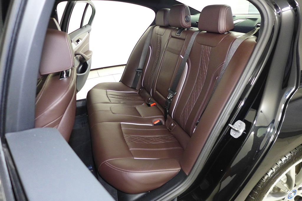 Certified 2023 BMW 530e w/ Premium Package image 20