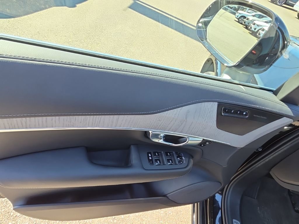 Certified 2025 Volvo XC90 T8 Ultra image 3