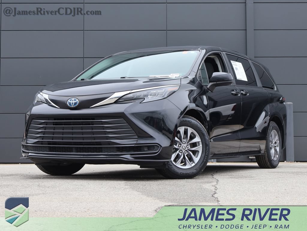 Used 2024 Toyota Sienna LE FWD image 1