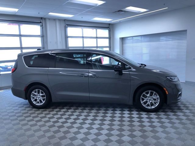 Used 2025 Chrysler Pacifica Select FWD image 33