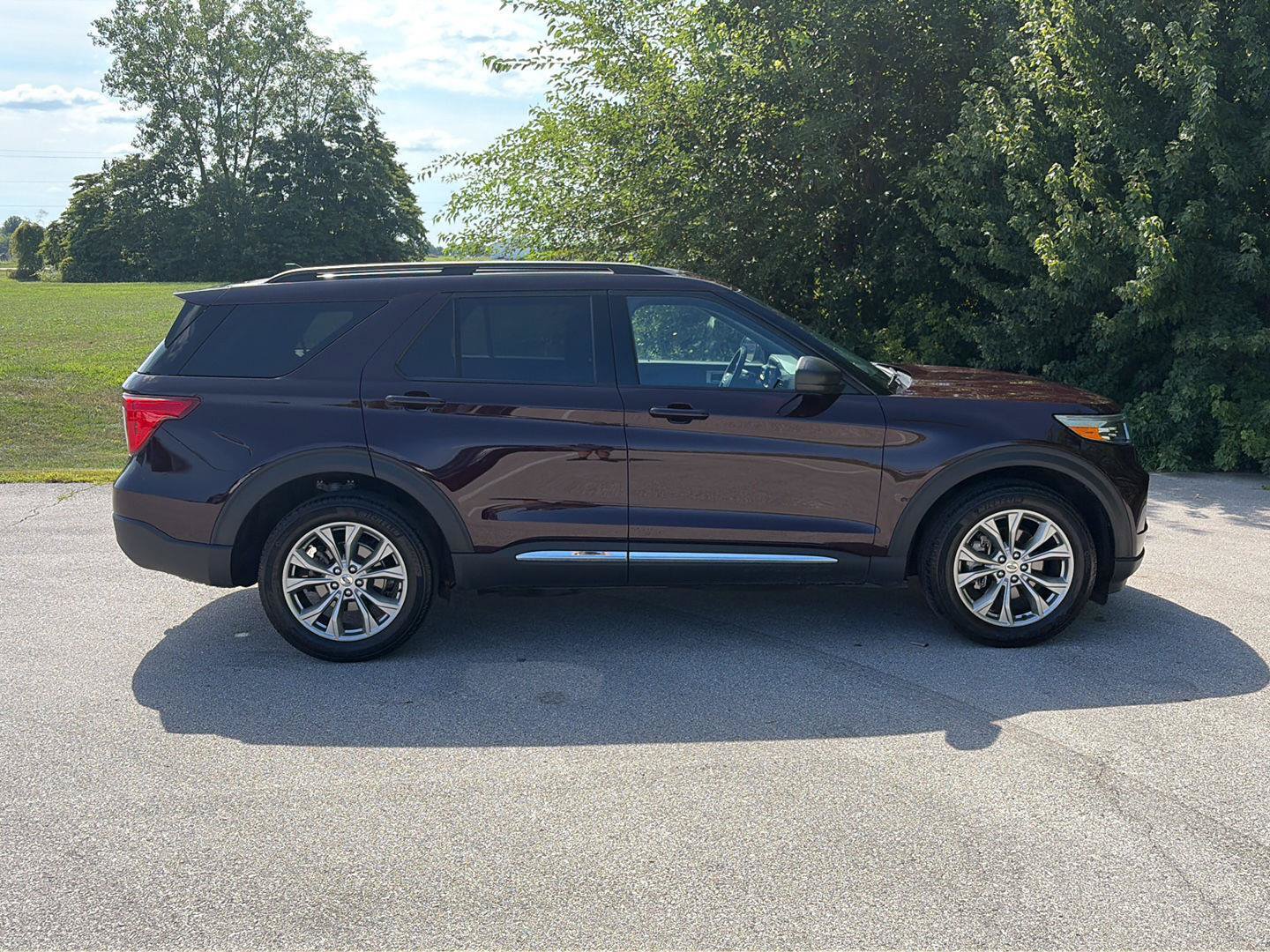 Used 2023 Ford Explorer XLT w/ Equipment Group 202A AWD/4WD image 6