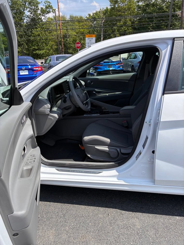 Used 2025 Hyundai Elantra Hybrid FWD image 21