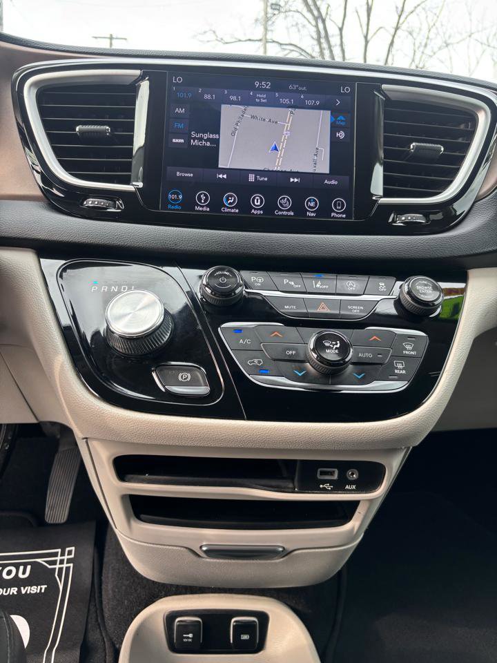 Used 2019 Chrysler Pacifica Touring-L w/ Advanced Safetytec Group image 10