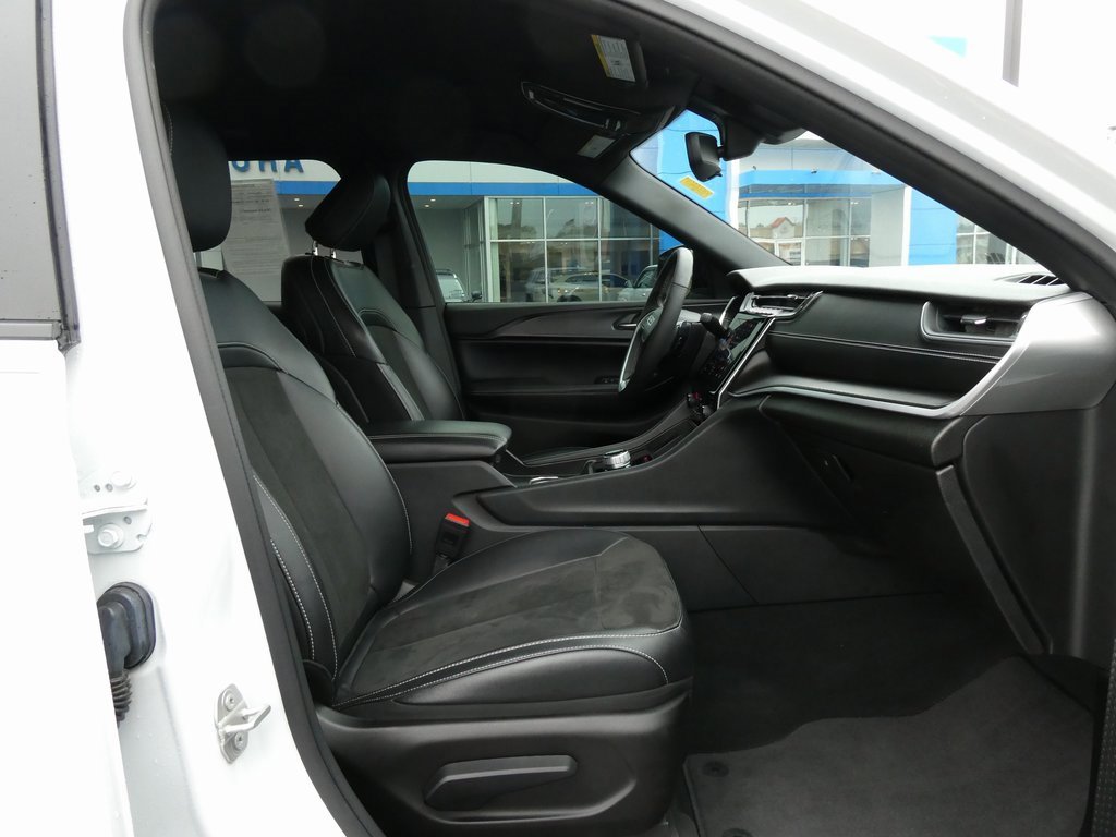 Used 2024 Jeep Grand Cherokee Altitude image 13