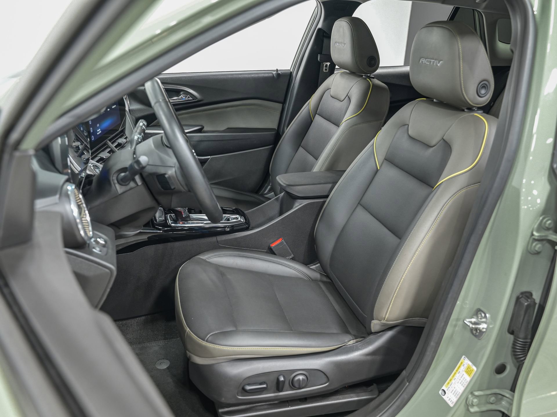 Used 2025 Chevrolet Trax ACTIV w/ Driver Confidence Package image 16