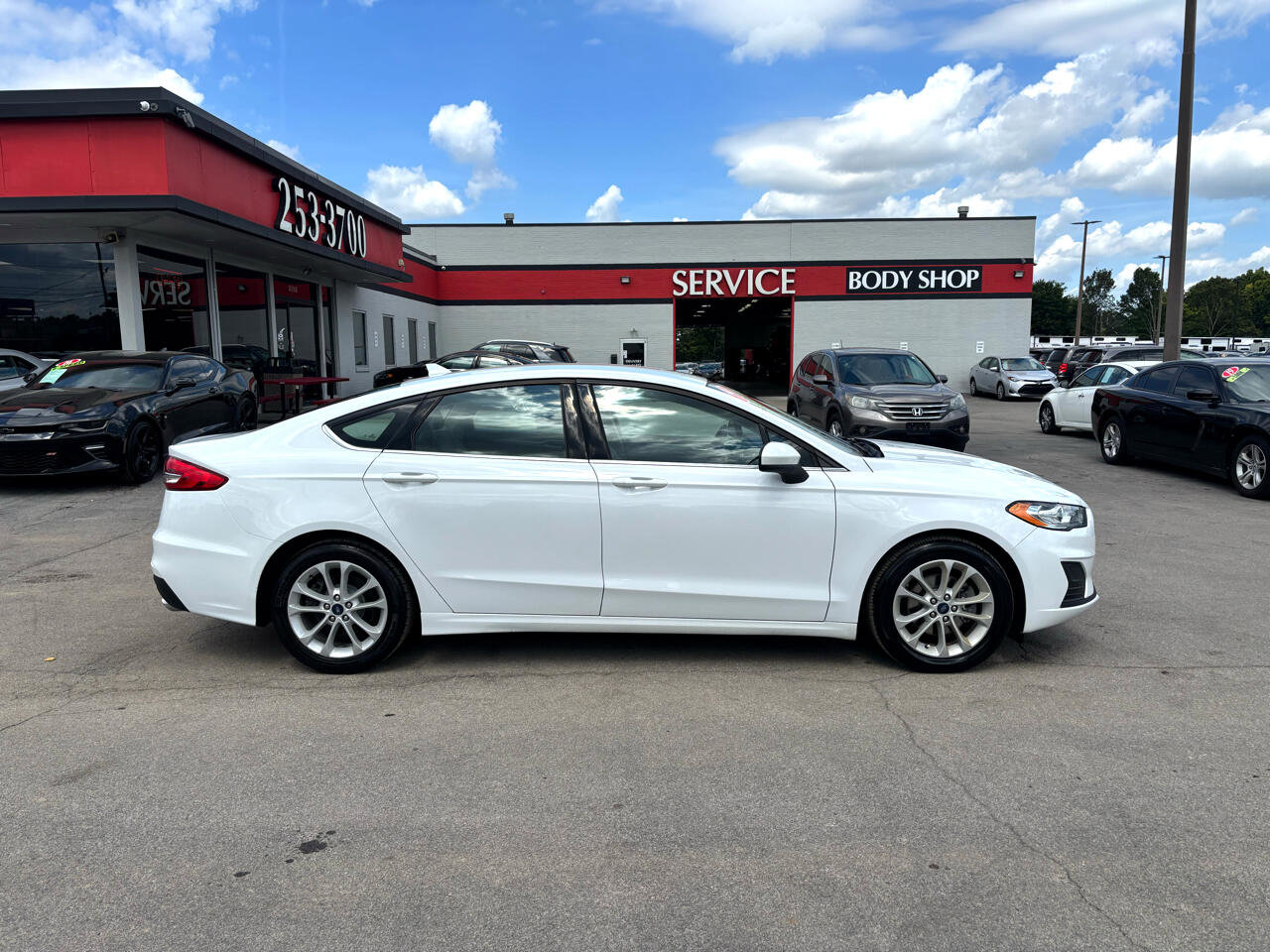 Used 2019 Ford Fusion SE image 2