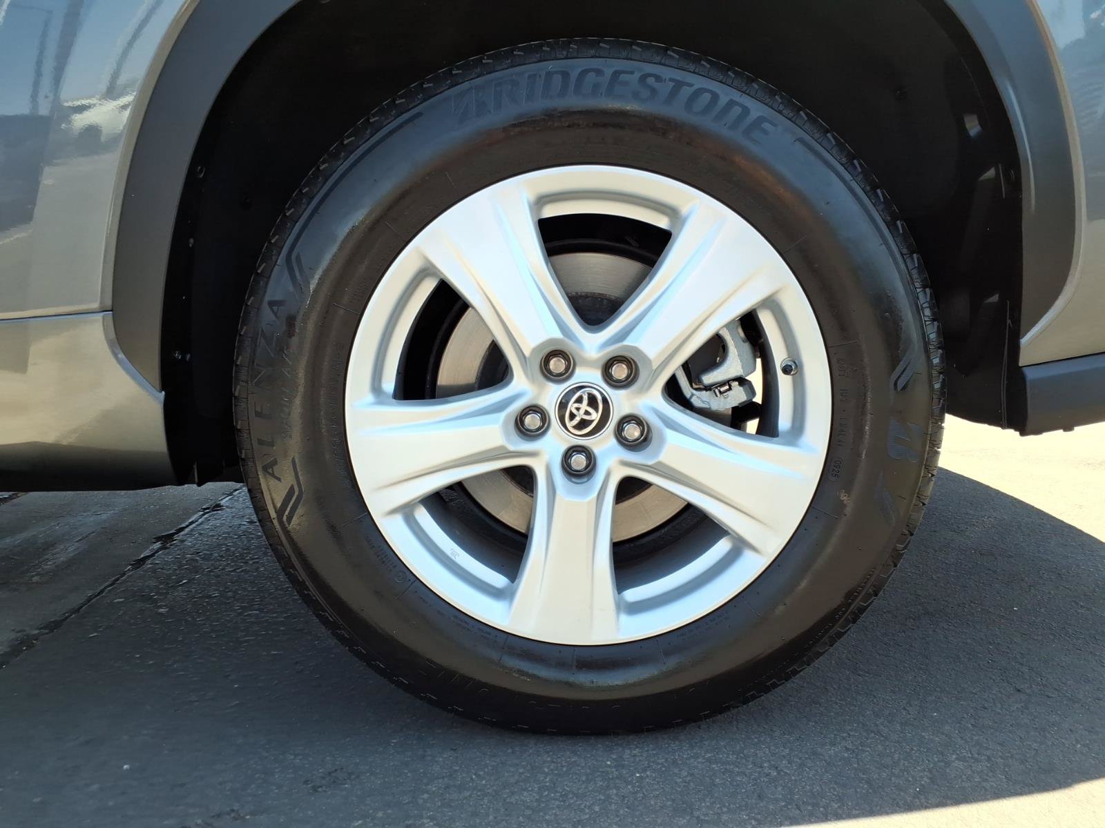 Used 2023 Toyota Highlander LE FWD image 9