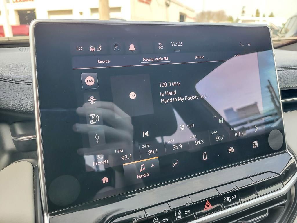 Used 2023 Jeep Compass Limited image 15