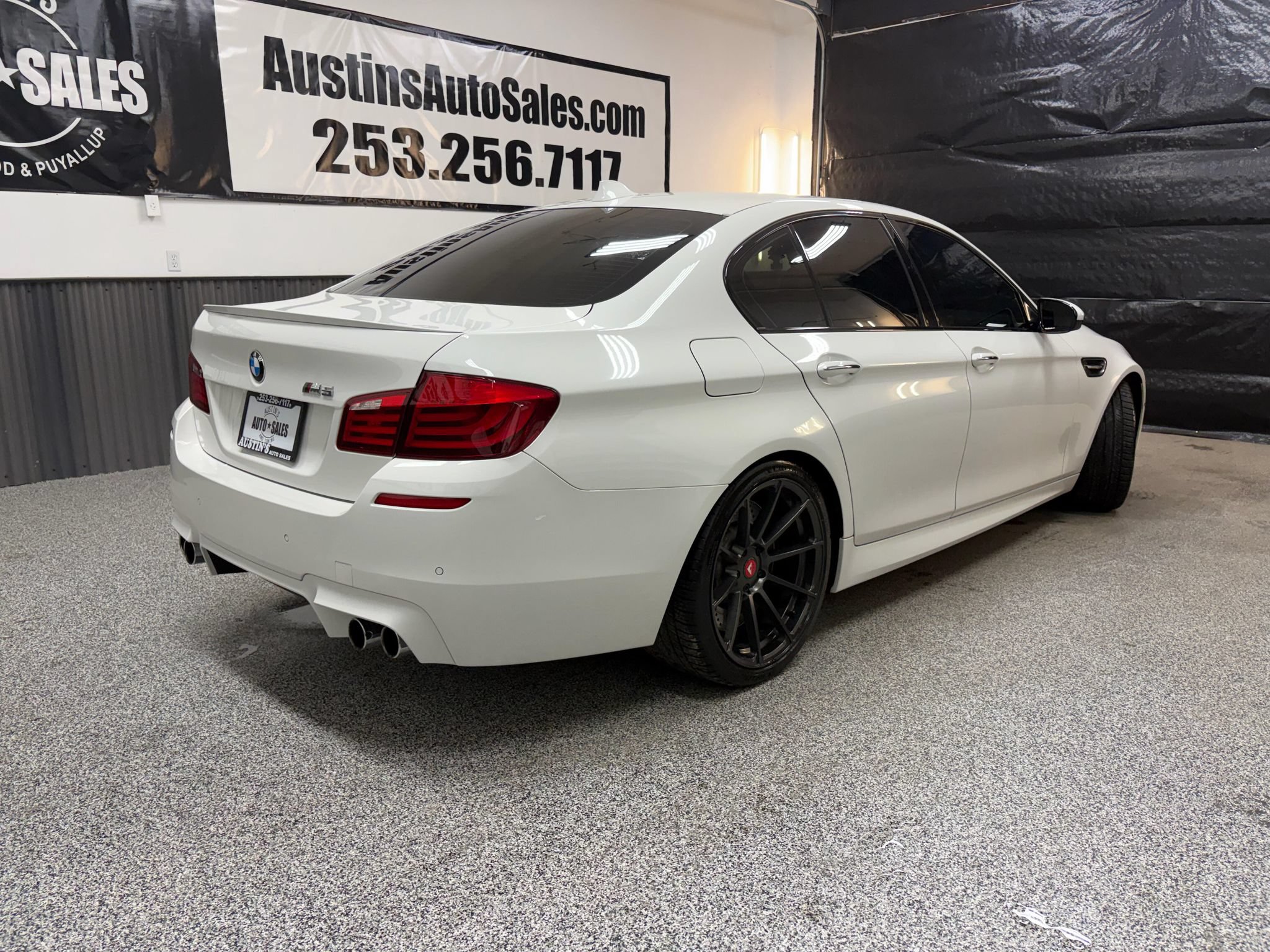 Used 2013 BMW M5 w/ Executive Pkg RWD image 3