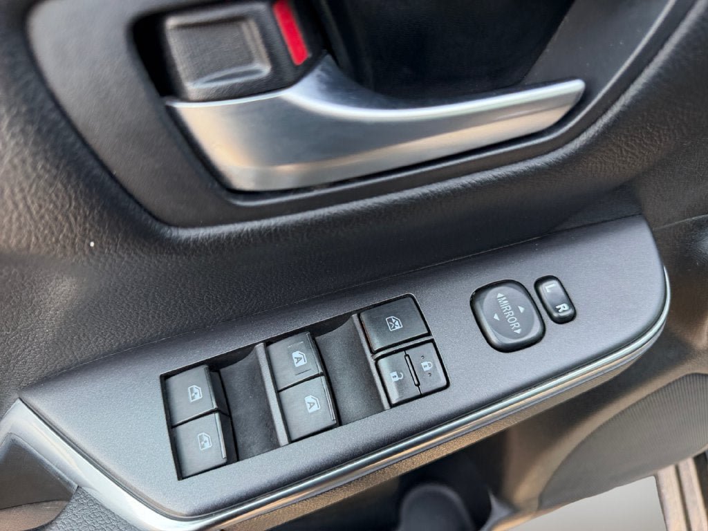 Used 2016 Toyota Camry SE FWD image 21