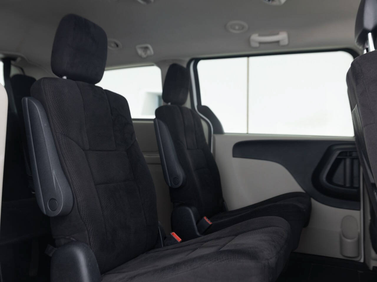 Used 2011 Dodge Grand Caravan Express FWD image 31