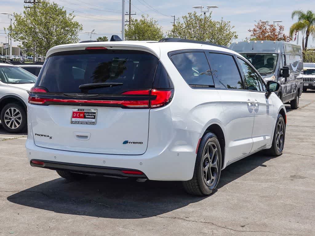 Used 2024 Chrysler Pacifica Premium FWD image 4