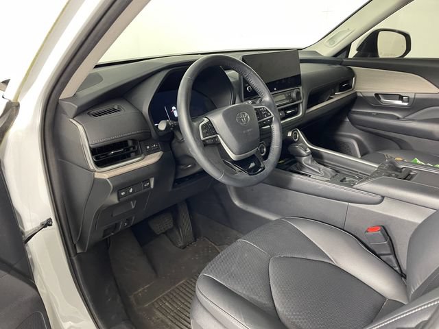 Used 2024 Toyota Grand Highlander AWD image 3