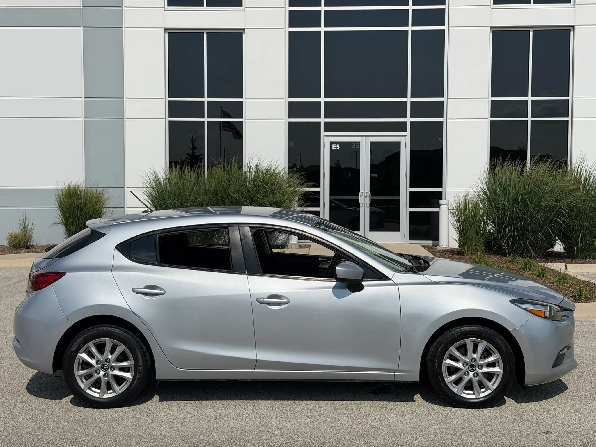 Used 2018 MAZDA MAZDA3 Sport FWD image 4