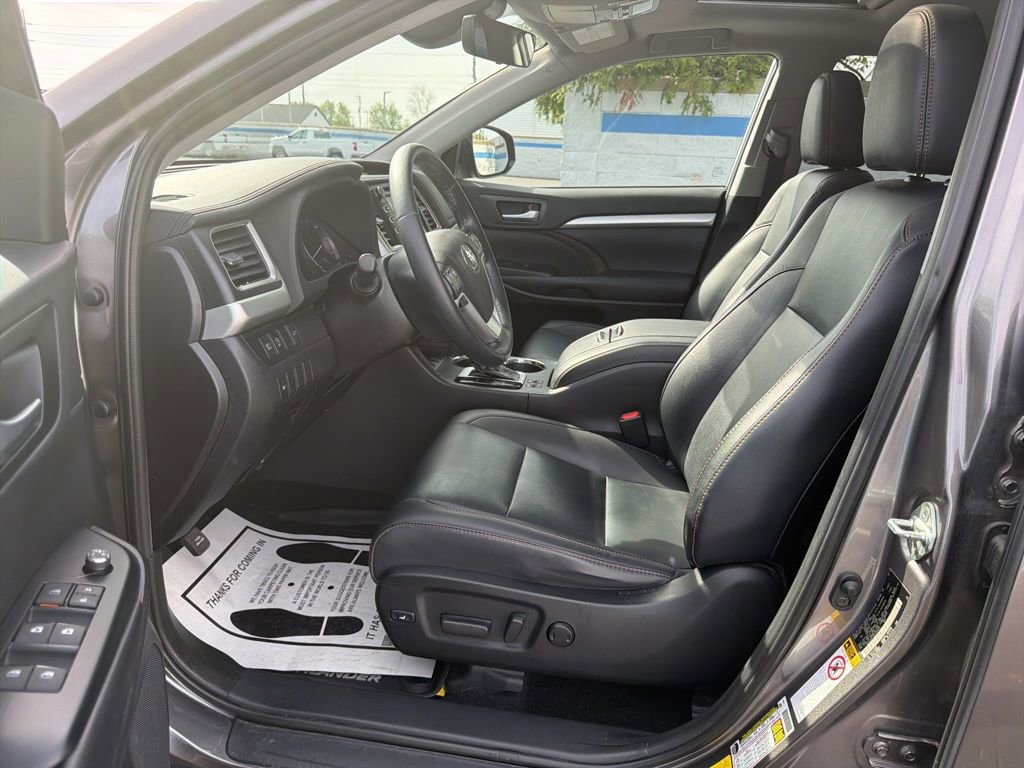 Used 2019 Toyota Highlander XLE AWD/4WD image 17