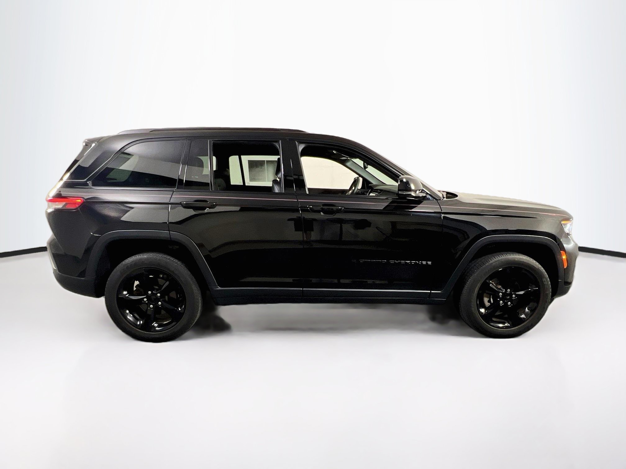 Used 2023 Jeep Grand Cherokee Altitude AWD/4WD image 4