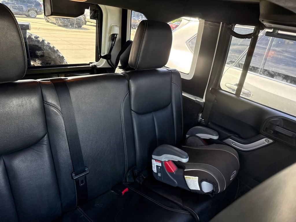 Used 2015 Jeep Wrangler Unlimited Rubicon w/ Max Tow Package AWD/4WD image 13