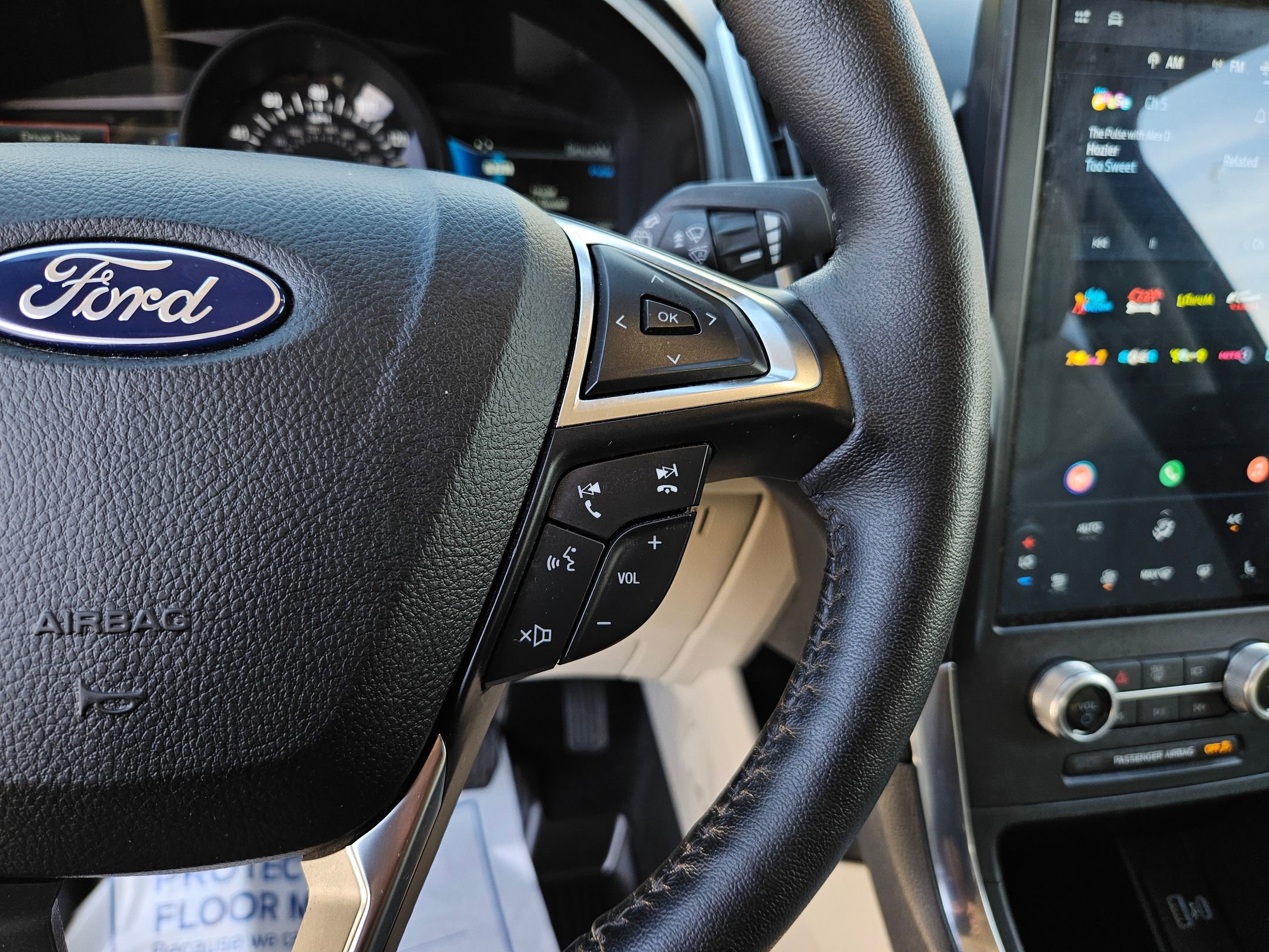 Used 2023 Ford Edge Titanium image 11