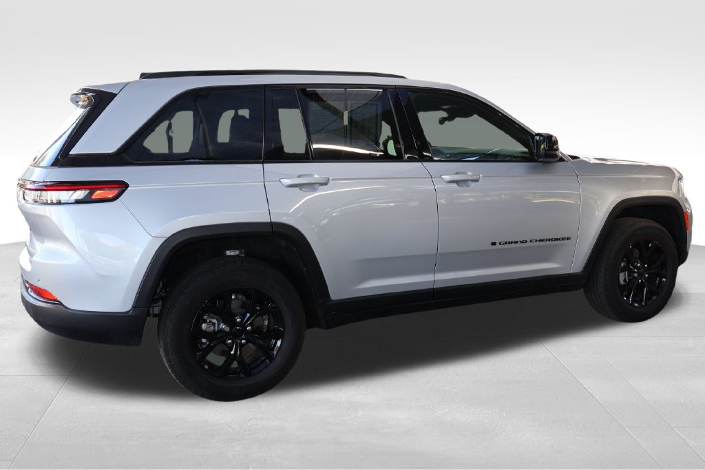 Used 2025 Jeep Grand Cherokee Altitude AWD/4WD image 18