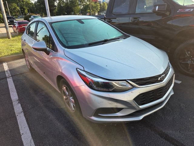 Used 2018 Chevrolet Cruze LT w/ Convenience Package FWD image 3