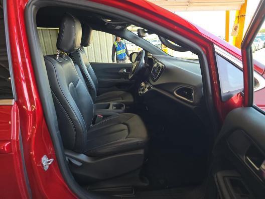 Used 2025 Chrysler Pacifica Select FWD image 21