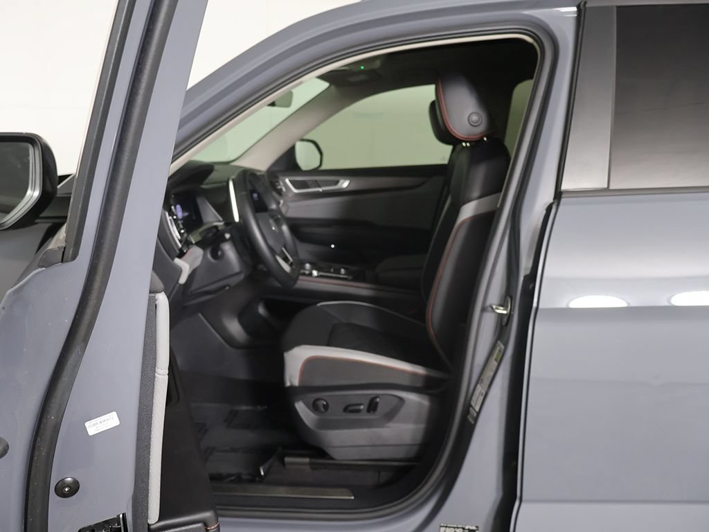 Used 2024 Volkswagen Atlas Peak Edition SE AWD/4WD image 30