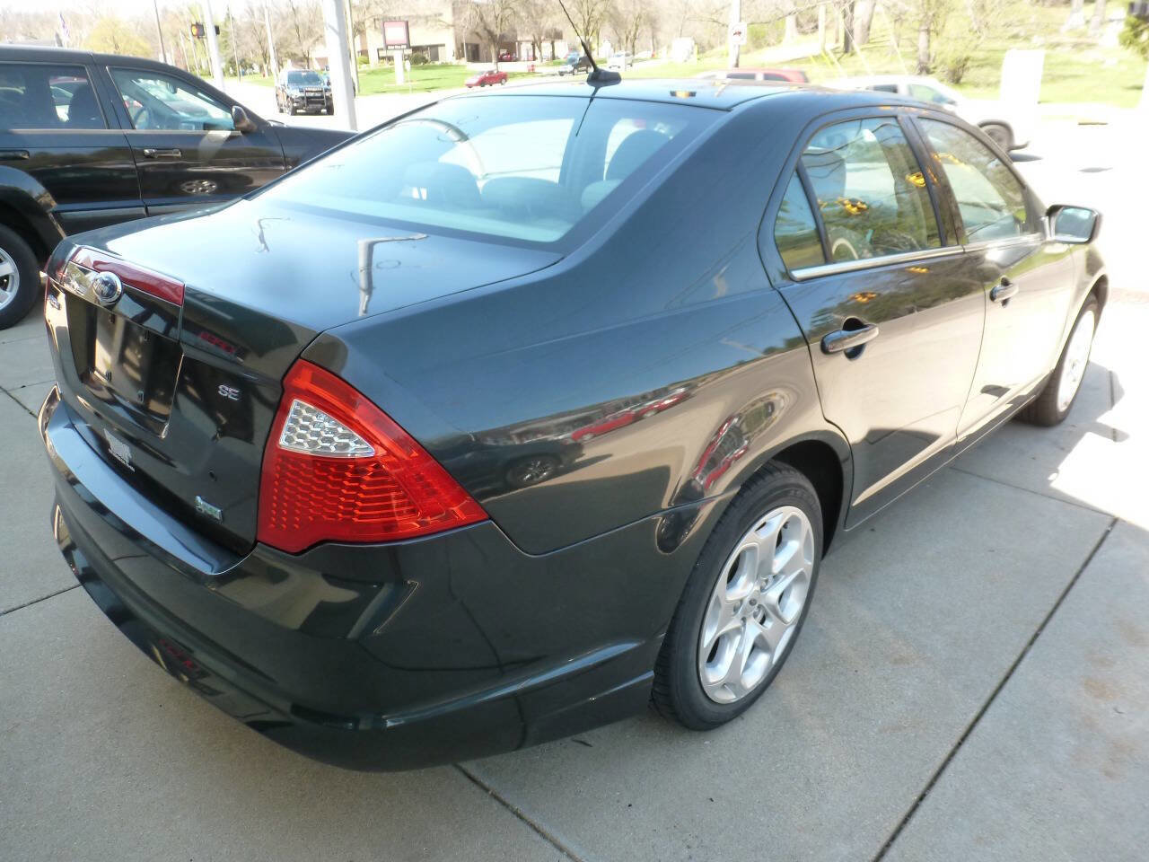 Used 2010 Ford Fusion SE FWD image 2