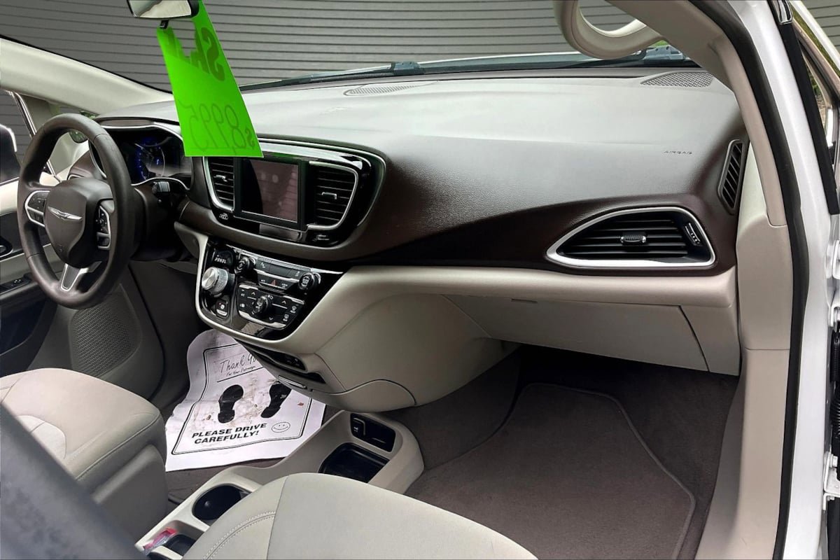 Used 2019 Chrysler Pacifica L FWD image 25