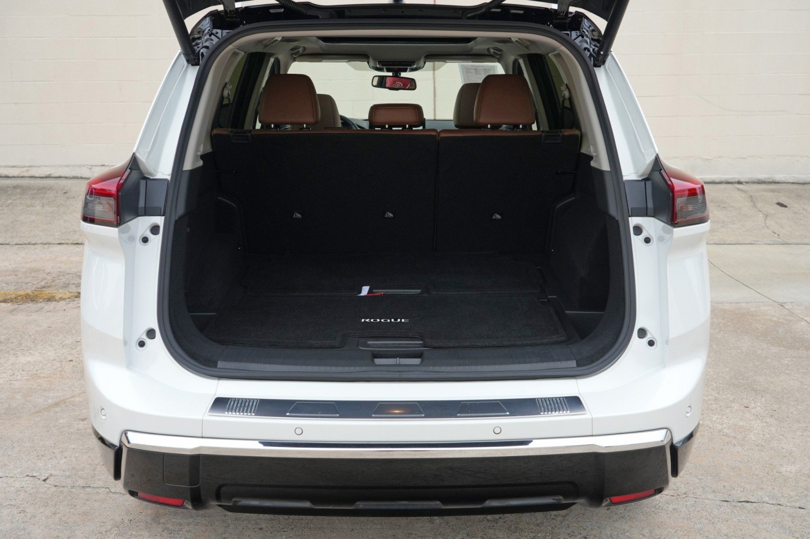 Used 2024 Nissan Rogue Platinum w/ Platinum Premium Package FWD image 9