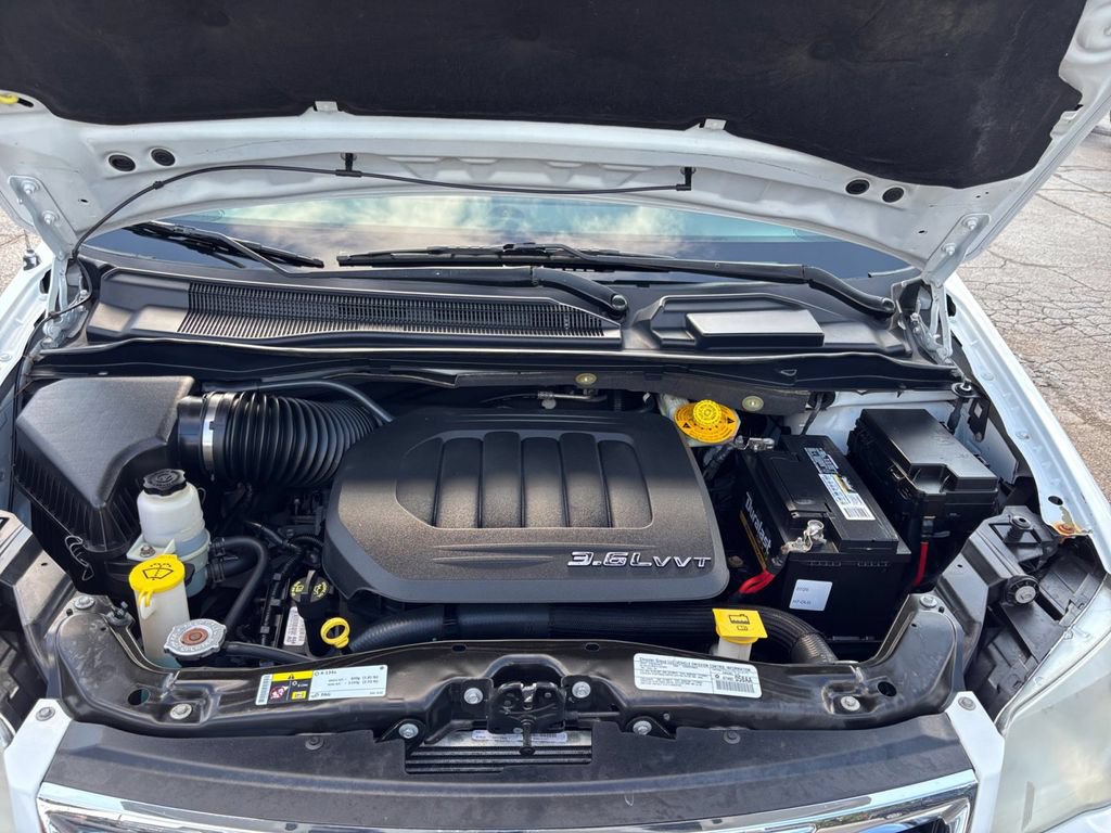 Used 2014 Chrysler Town & Country Touring-L FWD image 25