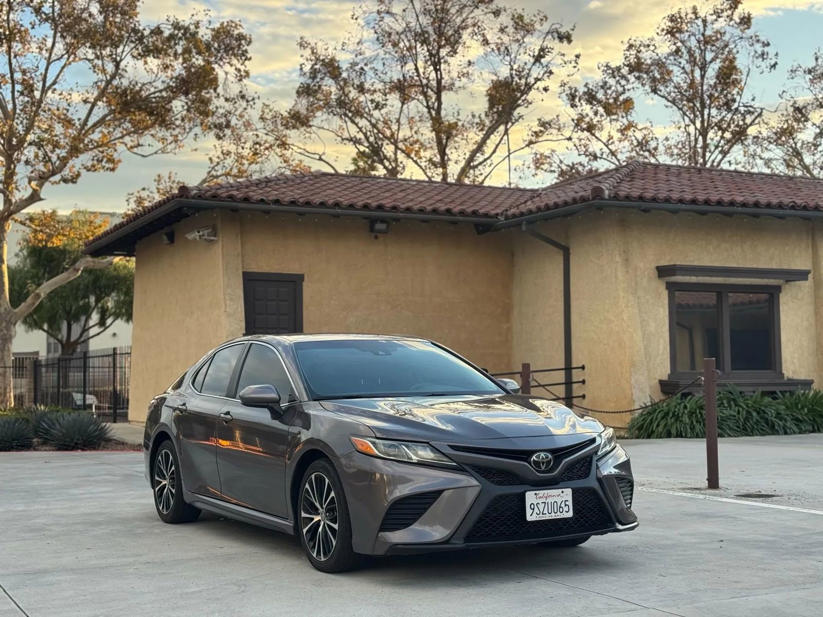 Used 2020 Toyota Camry SE image 1