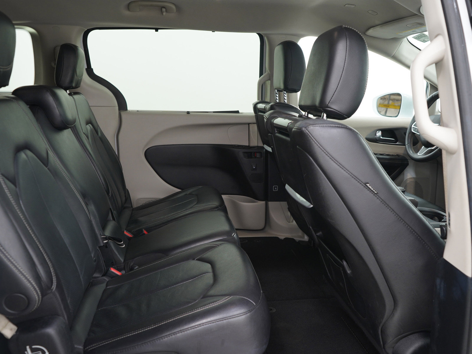 Used 2022 Chrysler Pacifica Touring-L w/ Uconnect Theater Family Group FWD image 14