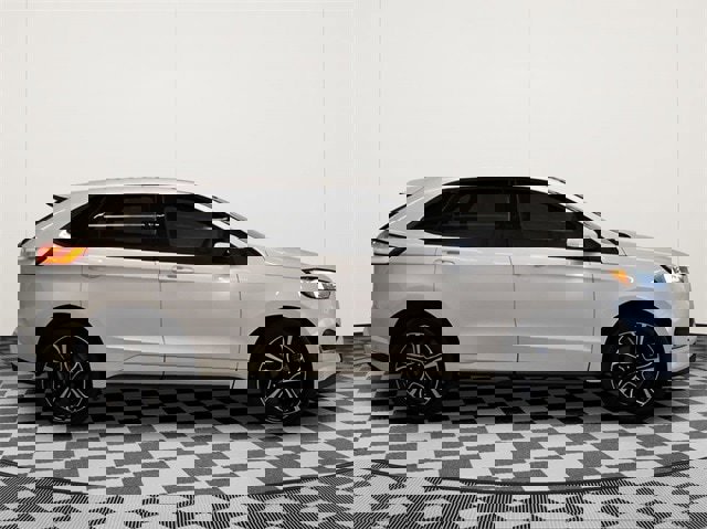 Used 2019 Ford Edge ST w/ Equipment Group 401A image 2