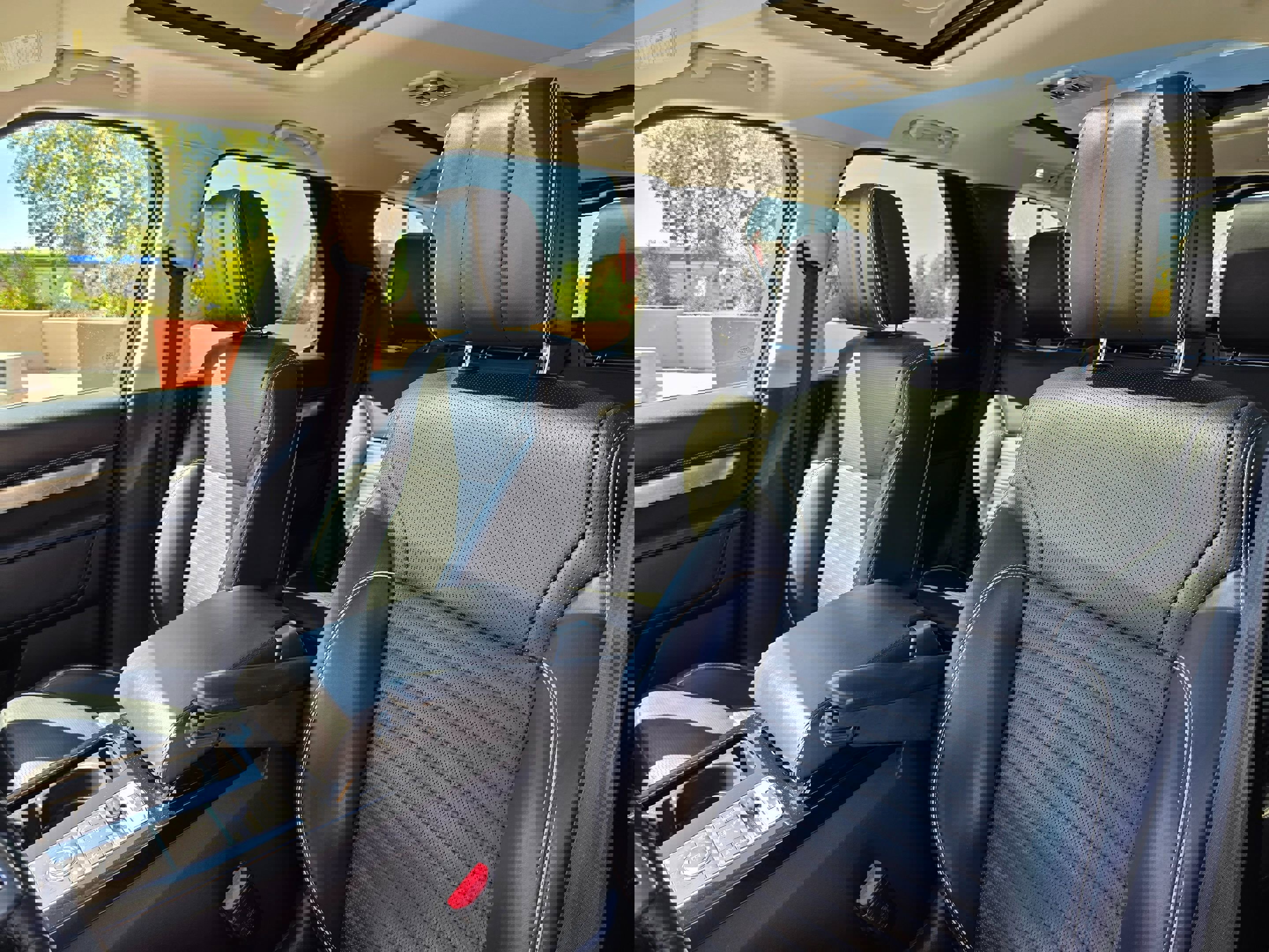 Used 2017 Land Rover Discovery First Edition image 17