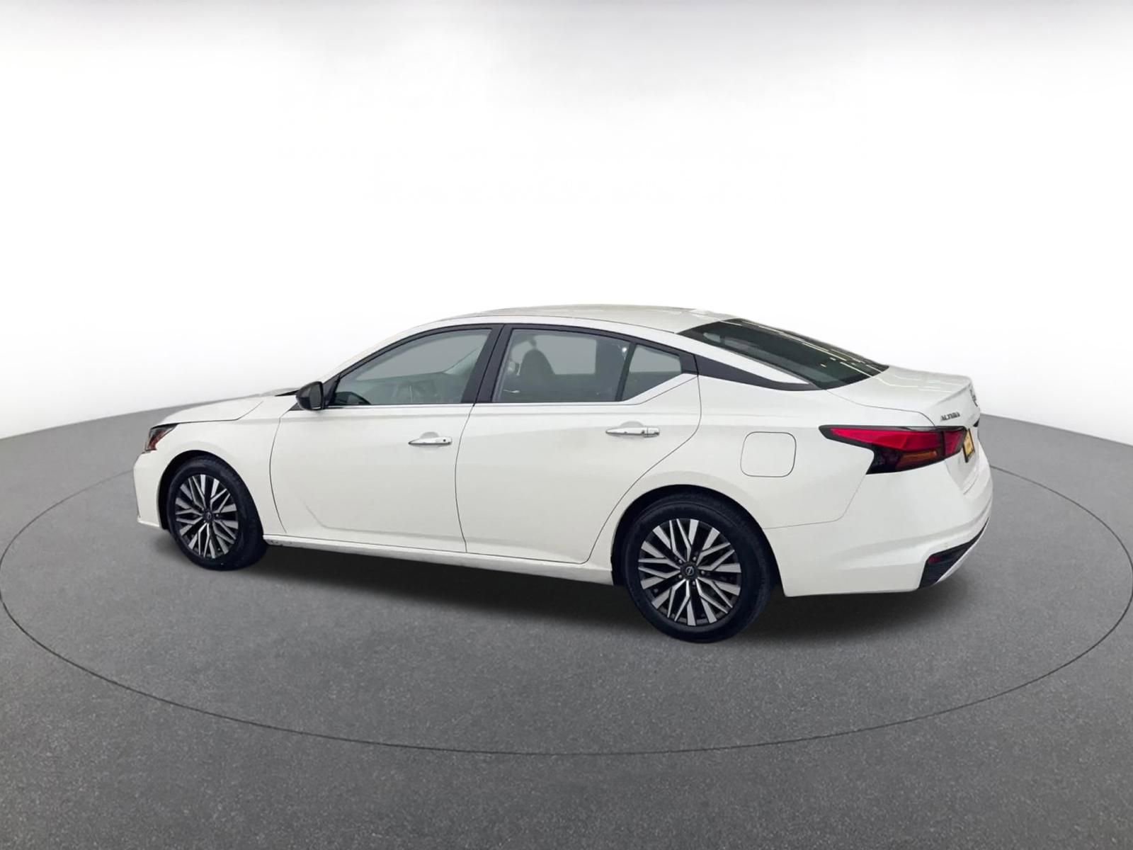 Used 2025 Nissan Altima 2.5 SV FWD image 10