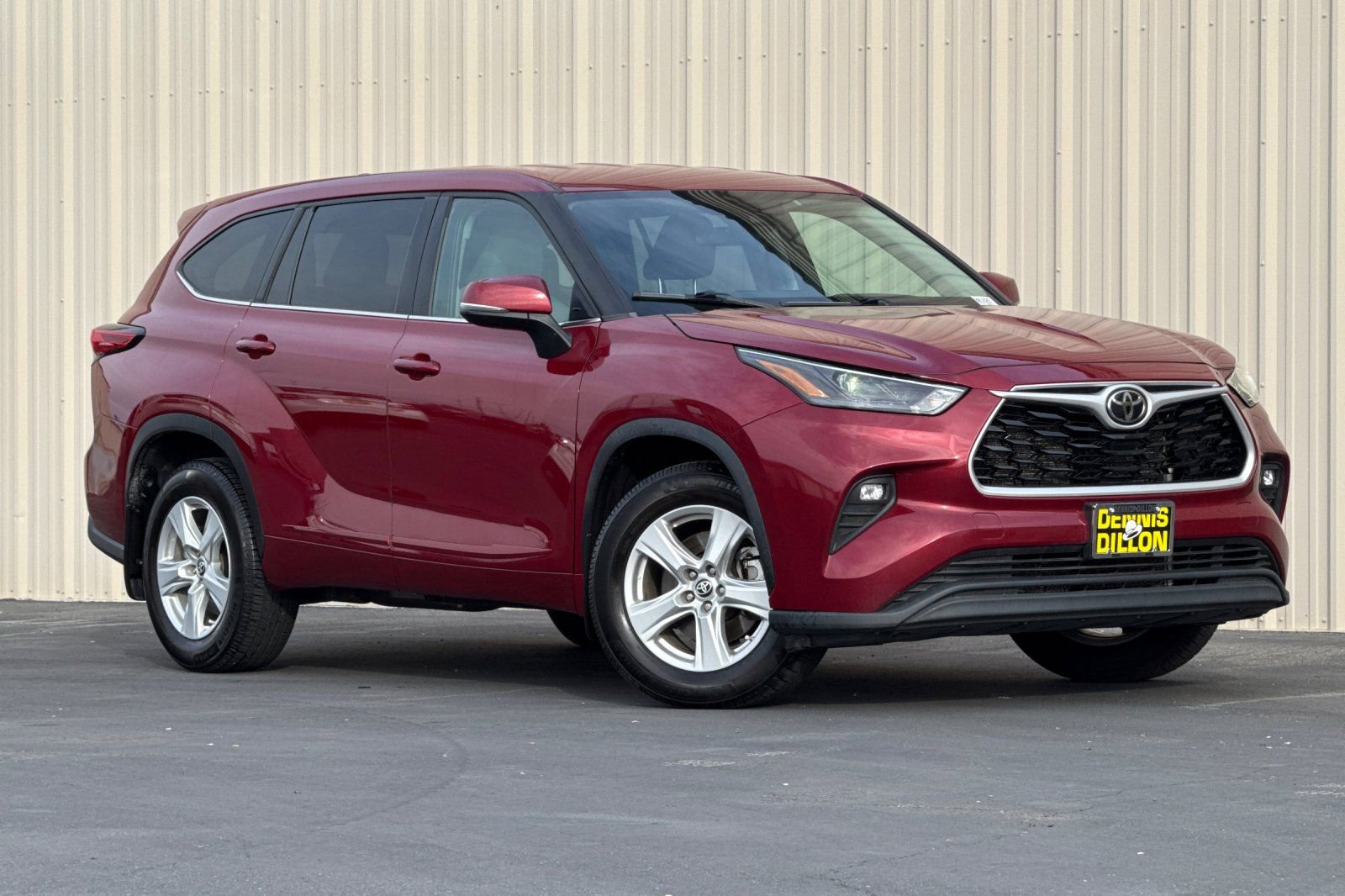 Used 2022 Toyota Highlander LE AWD/4WD image 2