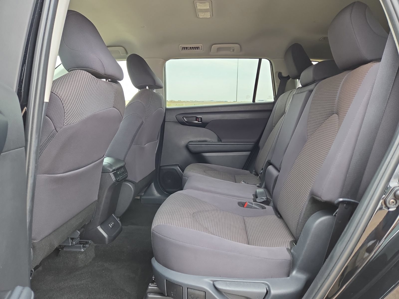Used 2025 Toyota Highlander LE FWD image 16
