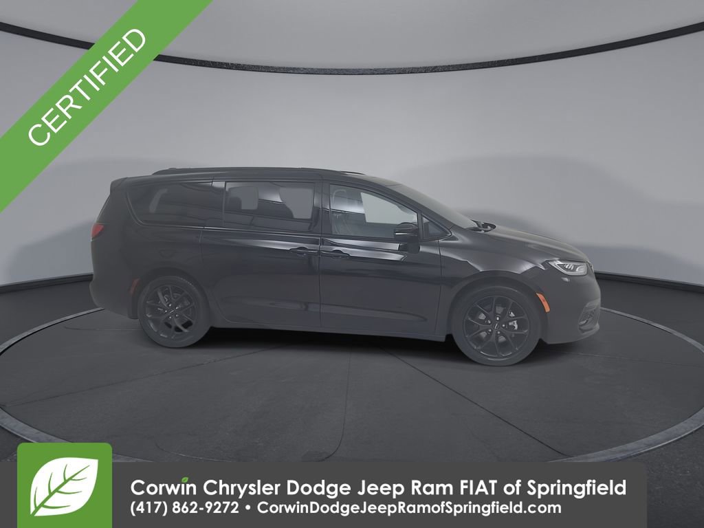 Certified 2025 Chrysler Pacifica Limited image 3