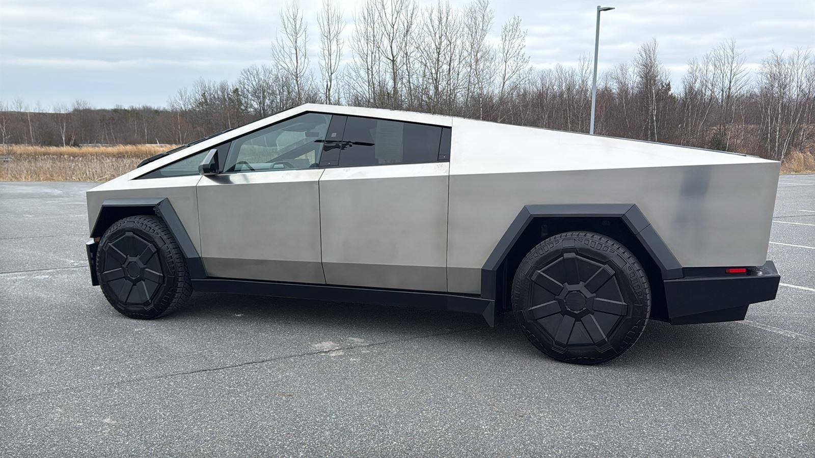 Used 2024 Tesla Cybertruck AWD Crew Cab image 11