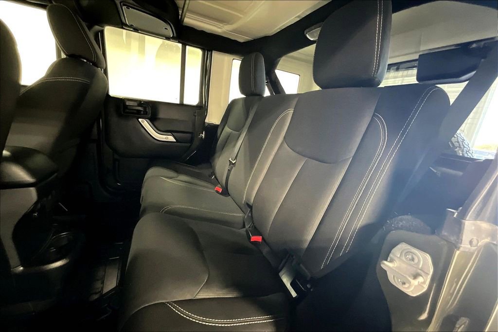 Used 2016 Jeep Wrangler Unlimited Rubicon w/ Connectivity Group image 34