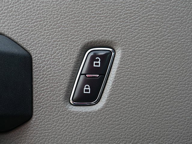 Used 2017 Ford F550 4x4 Crew Cab Super Duty image 24