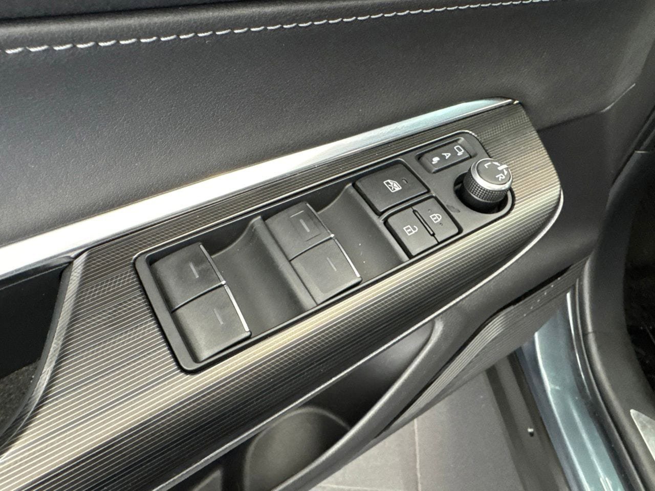 Used 2022 Toyota Venza XLE AWD/4WD image 38