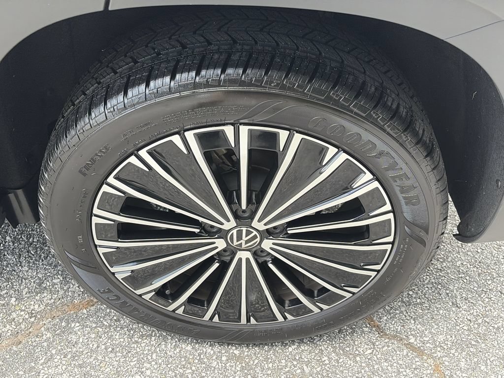 Certified 2025 Volkswagen Taos SE FWD image 30