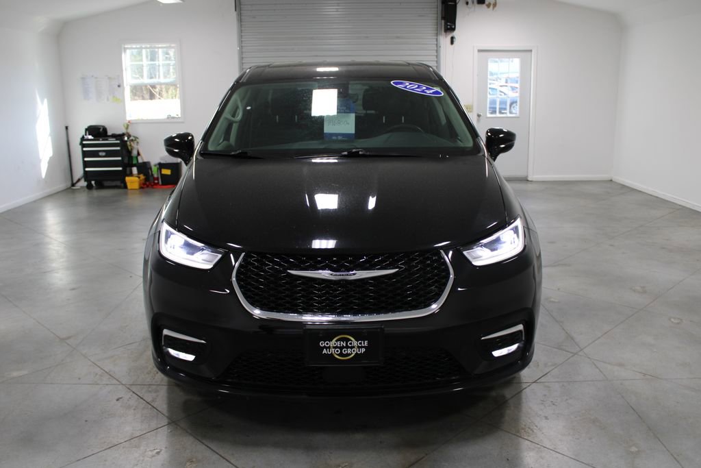 Used 2024 Chrysler Pacifica Touring-L image 4