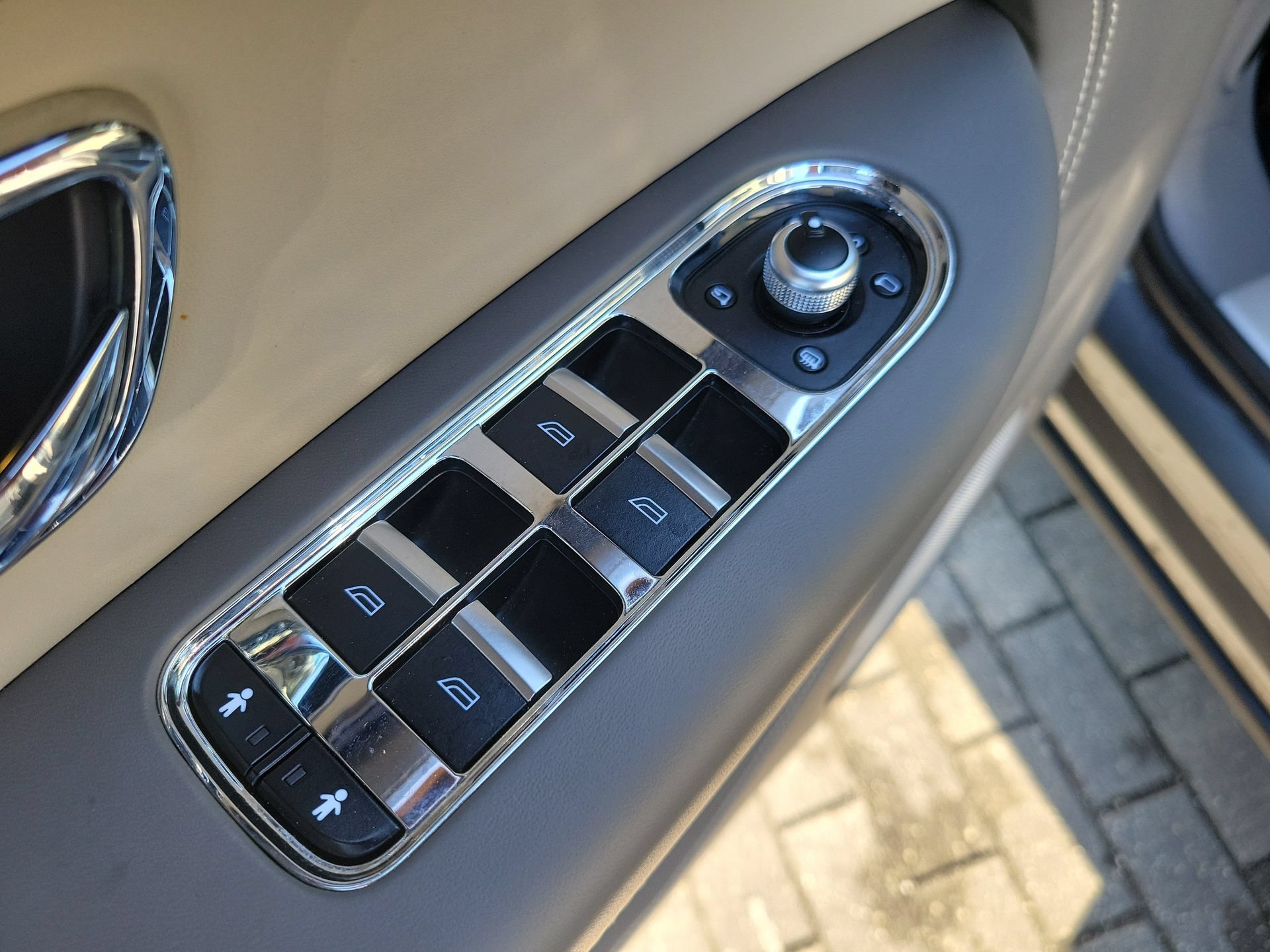 Certified 2023 Bentley Bentayga Plug-In Hybrid AWD/4WD image 28