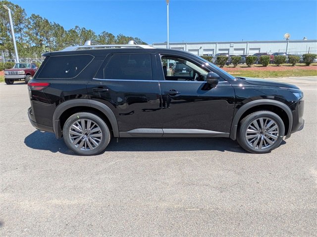 New 2025 Nissan Pathfinder SL w/ SL Premium Package image 2
