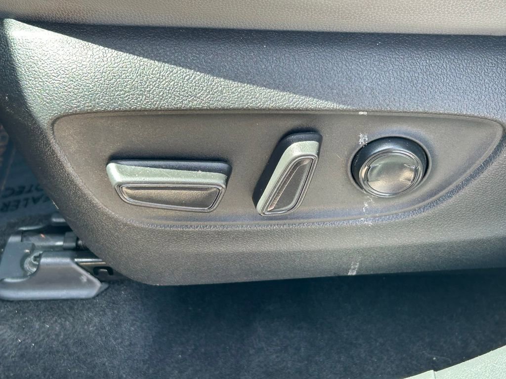 Used 2023 Toyota Highlander Bronze Edition FWD image 30