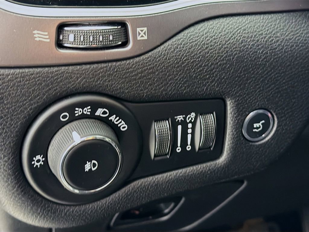 Used 2019 Jeep Cherokee Limited image 12